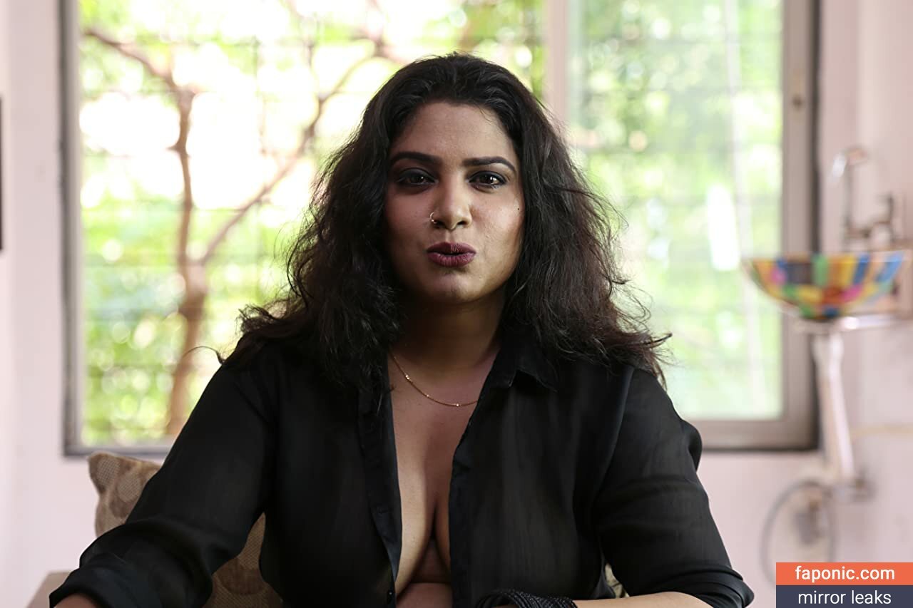 Kavita Radheshyam Sexy Photos: The Blue Saree Without a Blouse